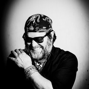 Вот так она любит меня