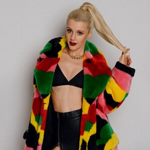 Звёзды в небе горят, когда ты рядом со мной.