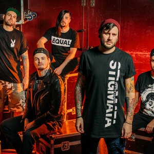 Лежа на полу