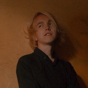 Листья желтые над городом кружатся