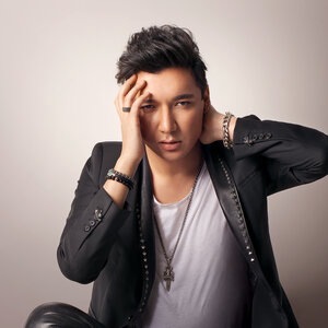 В океане глаз твоих тону